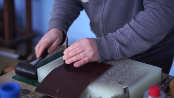 Video Craftsman Punching Genuine Leather Using Line Punch Hammer Creation — 비디오