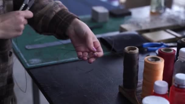 4K视频工匠是缠绕和切割线 为缝纫真皮产品 车间真皮生产设备 缝制真皮的过程 — 图库视频影像