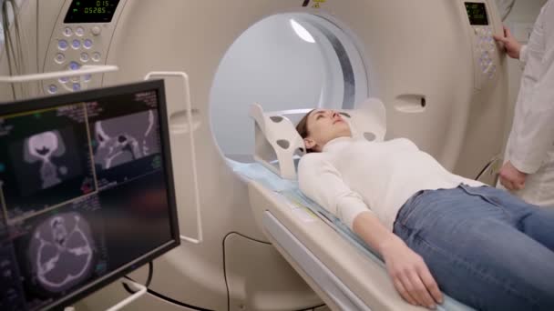 Video Scan Des Gehirns Der Frau Der Klinik Patientin Macht — Stockvideo