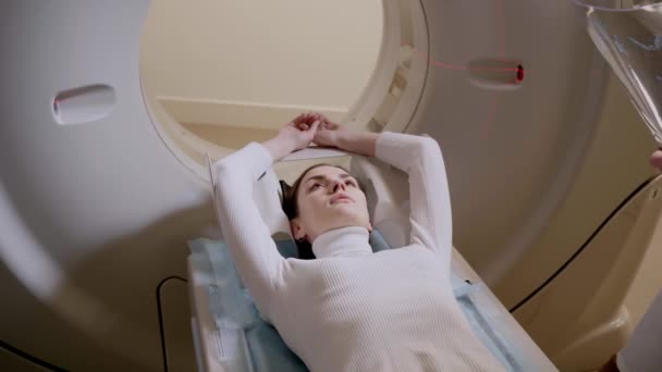 Tıbbi Klinikteki Kadının Karın Tomografisi Video Görüntüsü Kız Hasta Bilgisayarlı — Stok video