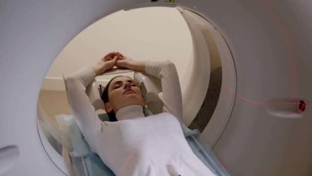 Video Datortomografi Buken Kvinnan Kliniken Flicka Patient Gör Datortomografi Röntgen — Stockvideo