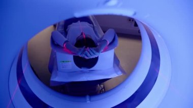 4K videocu hasta bilgisayarlı tomografi yatağında yatıyor ve akciğer kanseri teşhisi için tıbbi klinikte akciğer taraması yapıyor. Tıbbi klinikte akciğer kanserinin CT-ray incelemesi