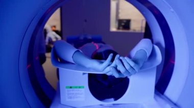 4k video bilgisayarlı tomografi tomografi taraması omurga incelemesi için. Bel fıtığı, tümör, yaralanma derecesi, kan damarı malformasyonları için omurga taraması.
