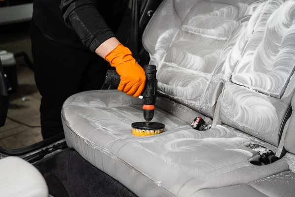 Rozmazywanie Detergentu Samochodowych Siedzeniach Włókienniczych Przy Użyciu Wiertarki Szczotką Czyszczenia — Zdjęcie stockowe