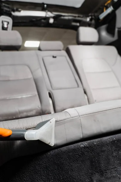 Car Cleaner Extracting Dirt Car Seat Using Dry Cleaning Extractor — Stockfoto
