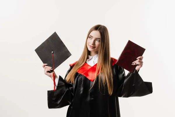 Absolwentka Studiów Magisterskich Czarnej Sukni Dyplomowej Posiada Dyplom Czapkę Rękach — Zdjęcie stockowe