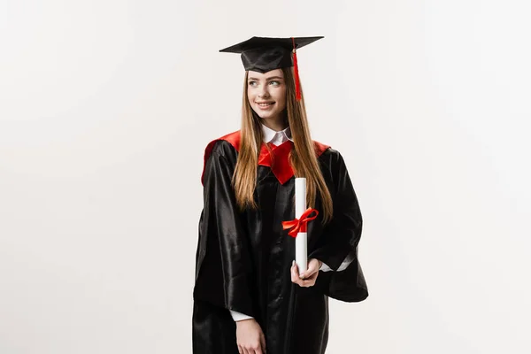 Šťastný Student Černém Maturitní Šaty Čepice Usmívá Bílém Pozadí Absolventka — Stock fotografie
