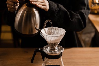 Alternatif filtre kahve demleme metodunu doldur. Kavrulmuş sıcak su dökmek ve kağıt filtrede bulunan kahve çekirdekleri.