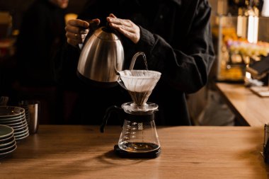 Alternatif filtre kahve demleme metodunu doldur. Kavrulmuş sıcak su dökmek ve kağıt filtrede bulunan kahve çekirdekleri.