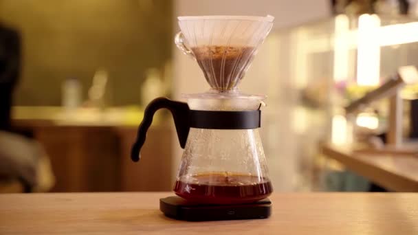 Wideo Nalać Filtr Kawy Alternatywną Metodę Zaparzania Nalanie Gorącej Wody — Wideo stockowe