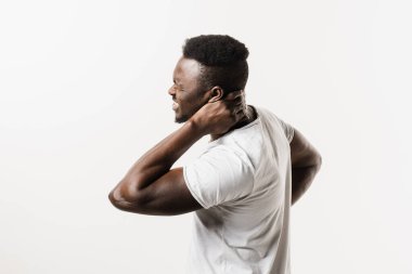 Servikal omurga osteokondrosis Afro-Amerikan erkeklerinin radikal sendromlarıdır. Afrikalı adam, beyaz arka planda omurilik baskısı yüzünden omurga ağrısı çekiyor.