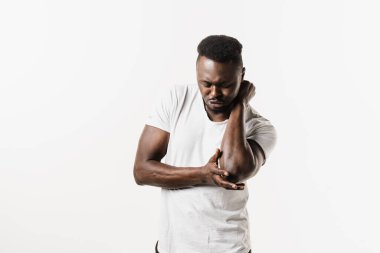 Beyaz arka planda Afro-Amerikan bir adamın dirsek yaralanması. Travma bilimi. Afrikalı Amerikalı bir adamın kolunda bir kaza sonucu acı ve çürük var.