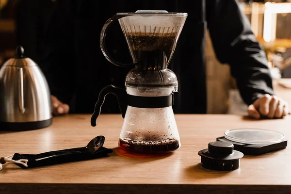 カフェにフィルターをかけ 巧妙なドリッパーから鍋にコーヒーを注ぐ 自宅で巧妙なドリッパーでコーヒーを醸造する代替方法 — ストック写真