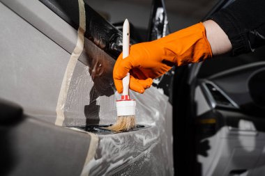 Köpük ve deterjan yıkama fırça araba kapısı kartı paneli kullanıyor. Araba temizleme servisi. Müşterilerin iç çamaşırlarını temizleme işçisi