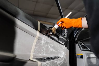 Köpük ve deterjan yıkama fırça araba kapısı kartı paneli kullanıyor. Araba temizleme servisi. Müşterilerin iç çamaşırlarını temizleme işçisi