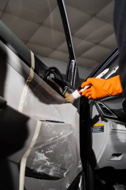 Köpük ve deterjan yıkama fırça araba kapısı kartı paneli kullanıyor. Araba temizleme servisi. Müşterilerin iç çamaşırlarını temizleme işçisi