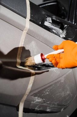 Köpük ve deterjan yıkama fırça araba kapısı kartı paneli kullanıyor. Araba temizleme servisi. Müşterilerin iç çamaşırlarını temizleme işçisi