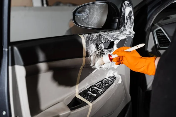 Proces Czyszczenia Piany Detergentów Pomocą Panelu Drzwi Samochodu Szczotkowego Usługa — Zdjęcie stockowe