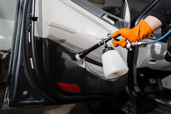 Reiniger Het Wassen Van Auto Deur Kaart Paneel Sproeien Wasmiddel — Stockfoto
