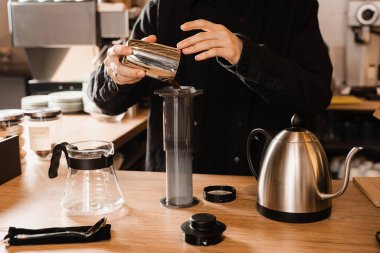 Barista çaydanlıktan su dökmeden önce uçağın üzerine öğütülmüş kahve döktü. Kafede uçak kahvesi demleme işlemi