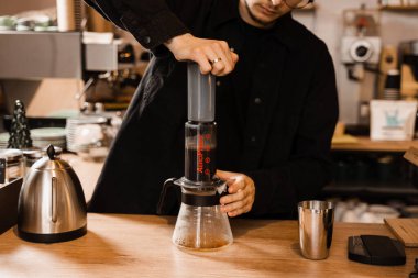 Uçak kahvesi. Barista, kahve damlaları için uçak pistini zorluyor. Alternatif İskandinav kahve demleme yöntemi