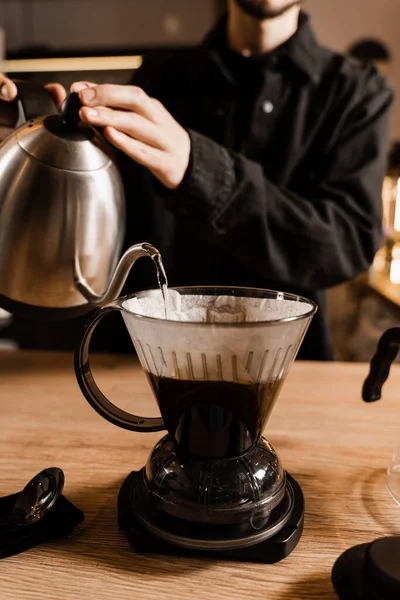 Zeki Kahve Damlatıcısı Filtre Kahve Alternatif Demleme Metodunun Üzerine Dökülüyor — Stok fotoğraf