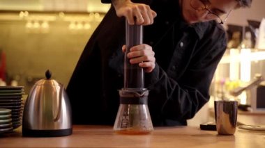 4K video barista, kahve damlalarını demliğe dökmek için uçak pistini zorluyor. Alternatif İskandinav kahvesi demleme yöntemi. Uçak kahvesi..
