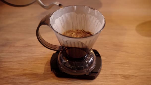 Video Slimme Koffie Druppelaar Giet Filter Met Gemalen Koffie Trechter — Stockvideo