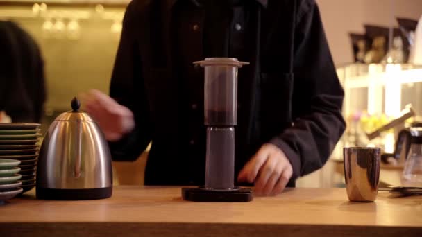 Video Barista Pour Ground Coffee Aeropress Pouring Water Drip Kettle — Αρχείο Βίντεο