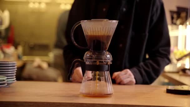 特写倒咖啡壶从聪明的滴水机与倒入过滤4K视频 在家用聪明的水壶煮咖啡的替代方法 巴里斯塔正在咖啡店里酿造聪明的咖啡机 — 图库视频影像