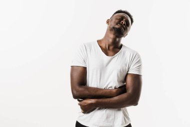 Ülser ya da mide ağrısı. Hasta Afro-Amerikalı adam karnını acıttığı için tutuyor. Pankreas iltihabı iltihaplanır.