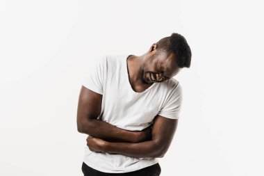 Ülser ya da mide ağrısı. Hasta Afro-Amerikalı adam karnını acıttığı için tutuyor. Pankreas iltihabı iltihaplanır.