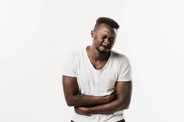 Ülser ya da mide ağrısı. Hasta Afro-Amerikalı adam karnını acıttığı için tutuyor. Pankreas iltihabı iltihaplanır.