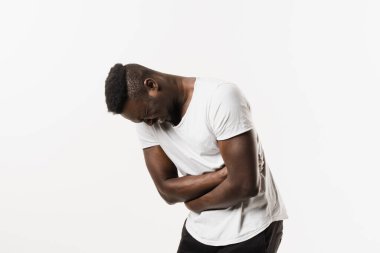 Ülser ya da mide ağrısı. Hasta Afro-Amerikalı adam karnını acıttığı için tutuyor. Pankreas iltihabı iltihaplanır.