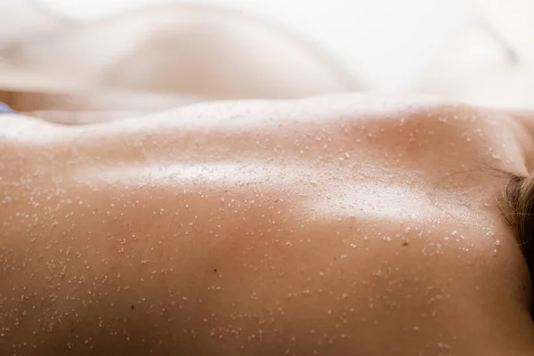 Salz Peeling Auf Dem Rücken Von Mädchen Wellness Salon Nahaufnahme — Stockfoto