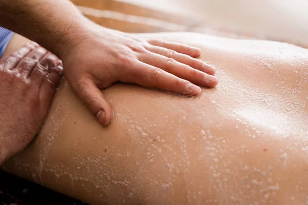 Massagem Esfoliação Sal Costas Menina Salão Spa Close Massagista Que — Fotografia de Stock