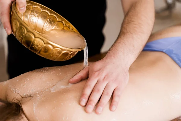 Saltskrubb Massage Baksidan Flicka Spa Salong Närbild Masseur Gör Kosmetisk — Stockfoto