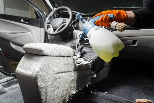 Rozpylanie Detergentu Desce Rozdzielczej Wnętrzu Samochodu Czyszczenia Sucho Profesjonalny Środek — Zdjęcie stockowe