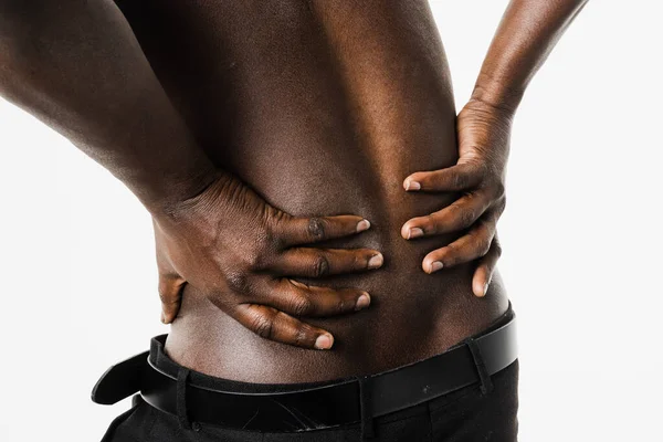 脊柱侧弯是非洲裔肌肉男子脊柱的侧弯 风湿病和关节炎 白种人无上衣非洲男子Rachiocampsis Bachache及颈部疼痛 — 图库照片