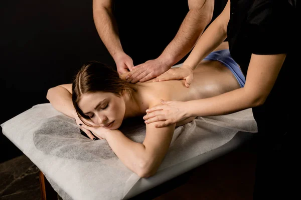Massagem Mãos Spa Dois Massagistas Estão Fazendo Quatro Mãos Massagem — Fotografia de Stock