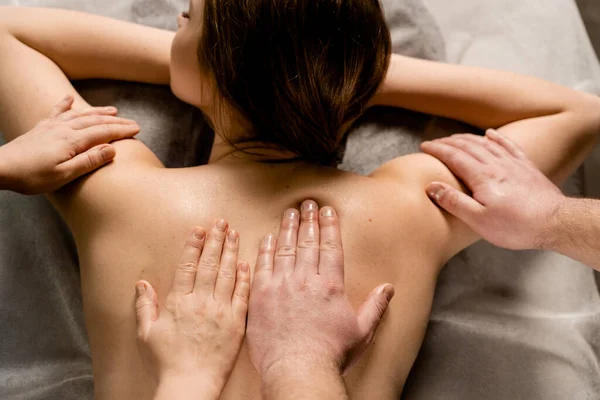 Massagem Mãos Spa Dois Massagistas Estão Fazendo Quatro Mãos Massagem — Fotografia de Stock