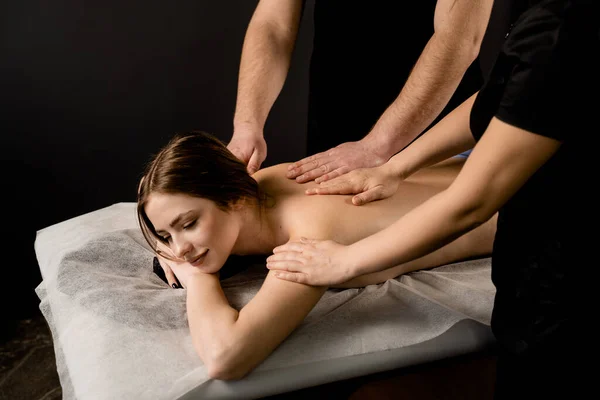 Menina Está Relaxando Quatro Mãos Massagem Clássica Spa Dois Massagistas — Fotografia de Stock