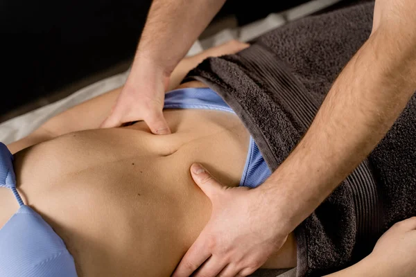 Barriga Celulite Massagem Spa Procedimento Close Menina Atraente Está Relaxando — Fotografia de Stock