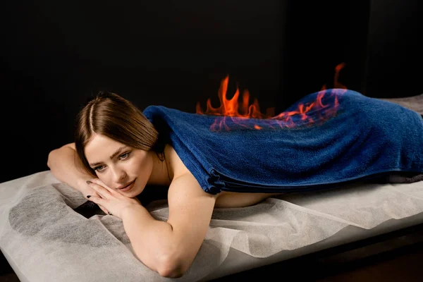 Tratamento Massagem Incêndio Spa Menina Atraente Está Relaxando Com Toalha — Fotografia de Stock
