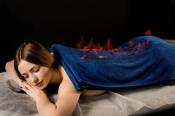 Tratamento Massagem Incêndio Spa Menina Atraente Está Relaxando Com Toalha — Fotografia de Stock
