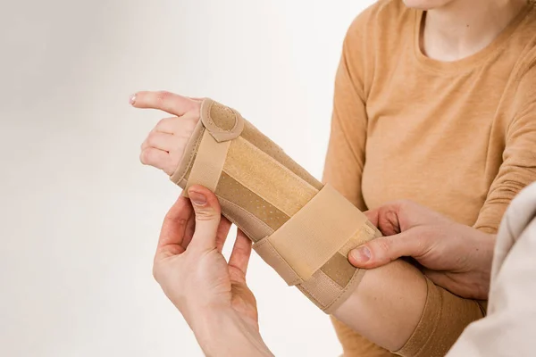 Traumatologista Coloca Bandagem Pulso Externo Mão Das Meninas Para Recuperar — Fotografia de Stock