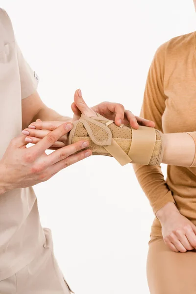 Handgelenkorthese Zur Verringerung Der Krankhaften Beweglichkeit Der Handgelenke Traumatologe Legt — Stockfoto