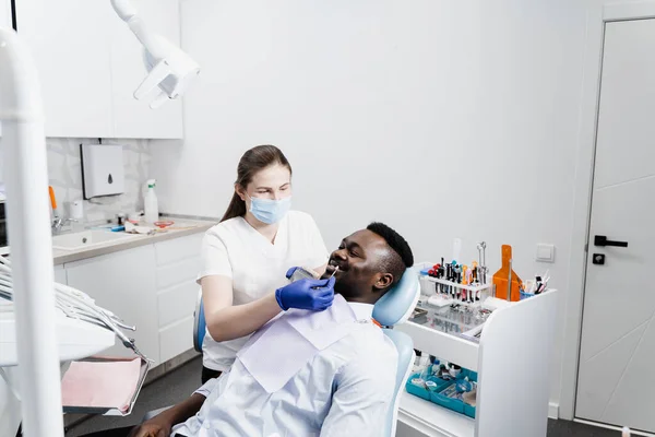 Folheados Implantes Dentes Amostras Correspondência Cores Para Clareamento Dental Para — Fotografia de Stock