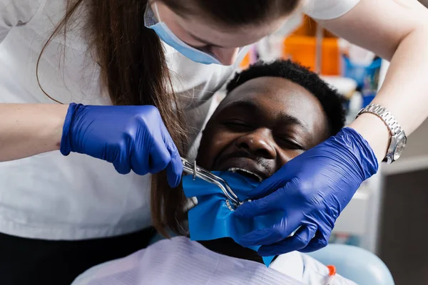 Dentista Colocando Cofferdam Mandíbula Homem Africano Para Tratamento Dentes Estomatologia — Fotografia de Stock