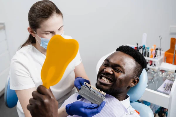 Odontologia Dentista Mostrando Dentes Guia Tons Cor Para Clareamento Dental — Fotografia de Stock
